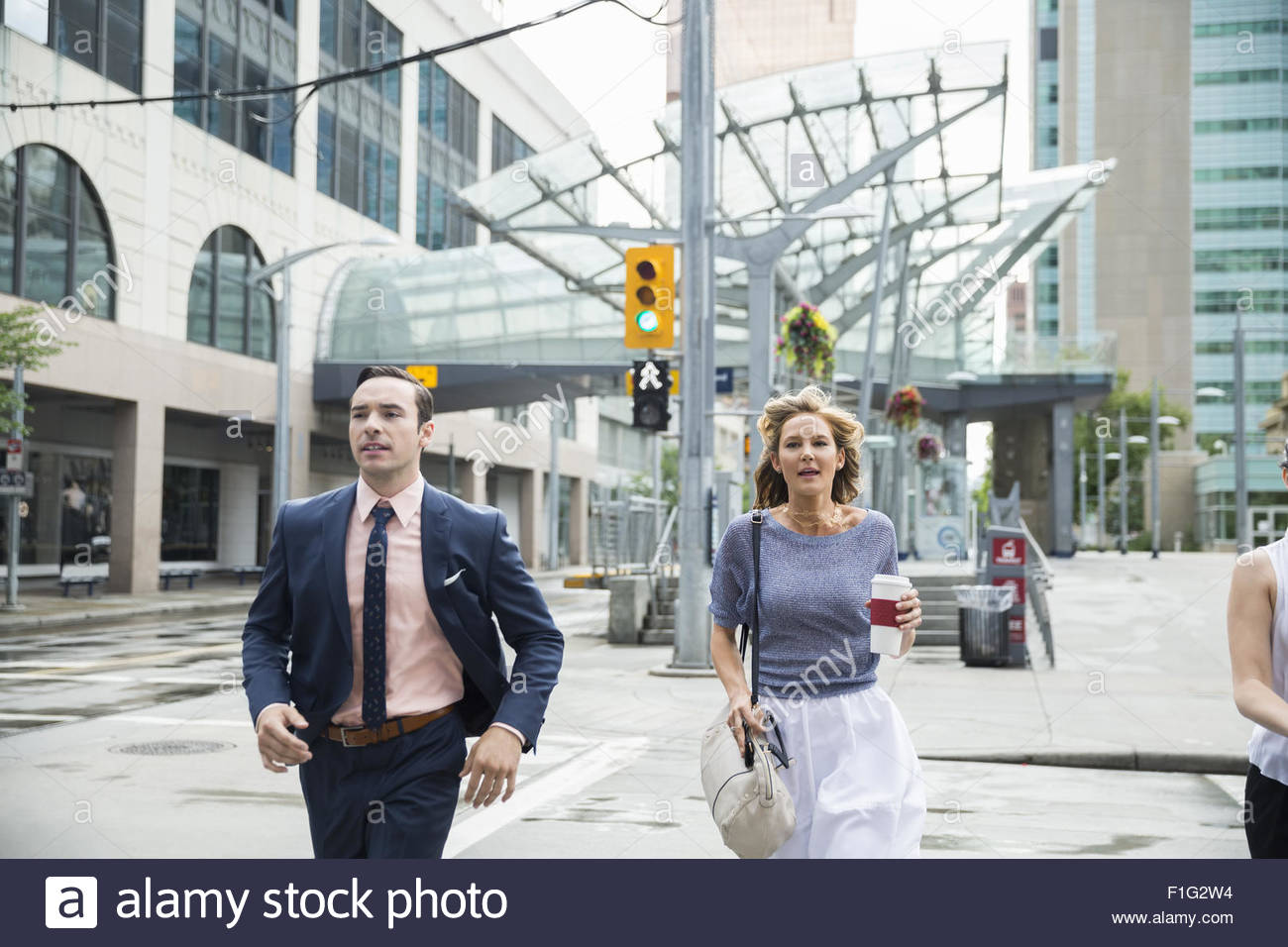 Geschäftsleute in Zebrastreifen auf städtischen Straße Rauschen Stockfoto