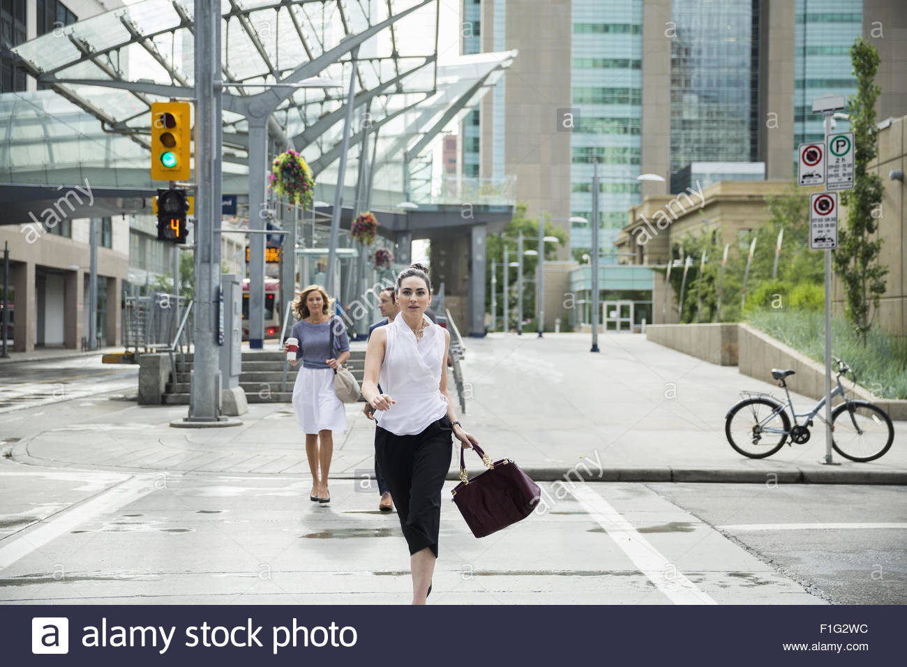Geschäftsfrau in Zebrastreifen in städtischen Straße Rauschen Stockfoto