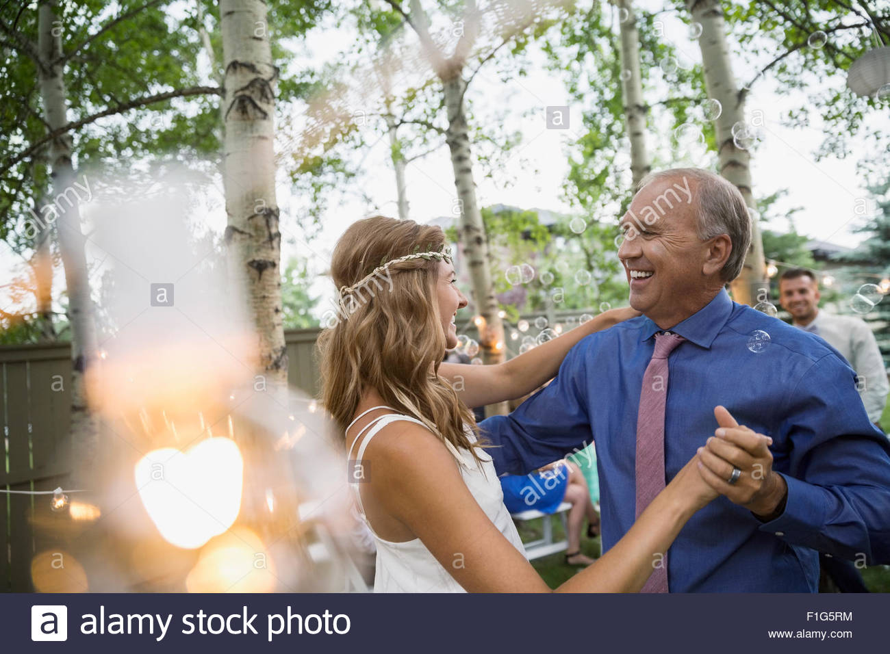 Braut und Vater auf Hinterhof Hochzeit tanzen Stockfoto