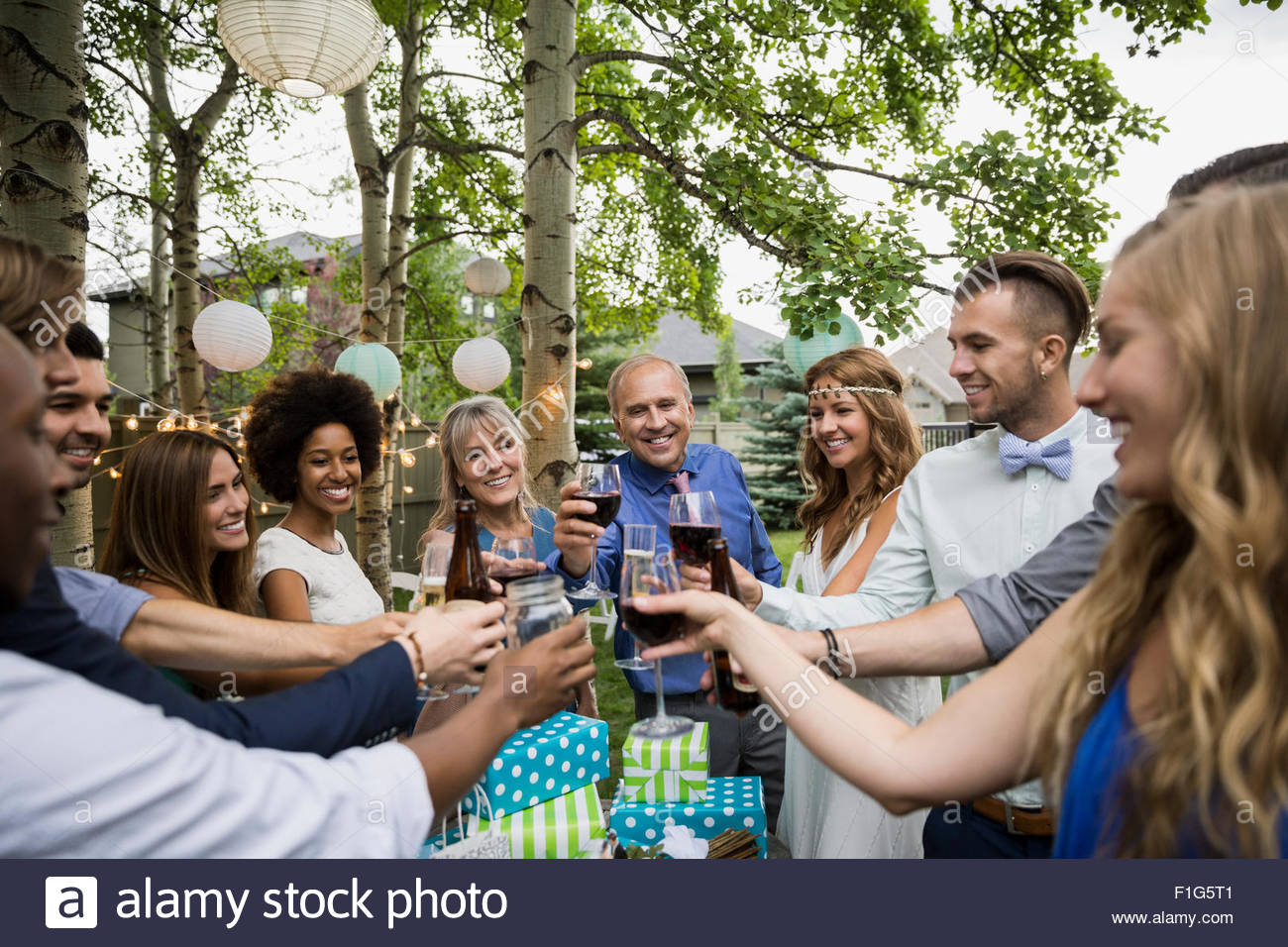Braut, Bräutigam und Hochzeitsgäste Toasten Apéro Stockfoto