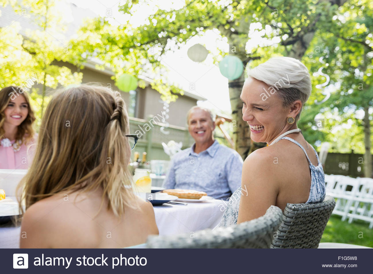 Lächelnde Familie Gartenparty Mittagessen Stockfoto