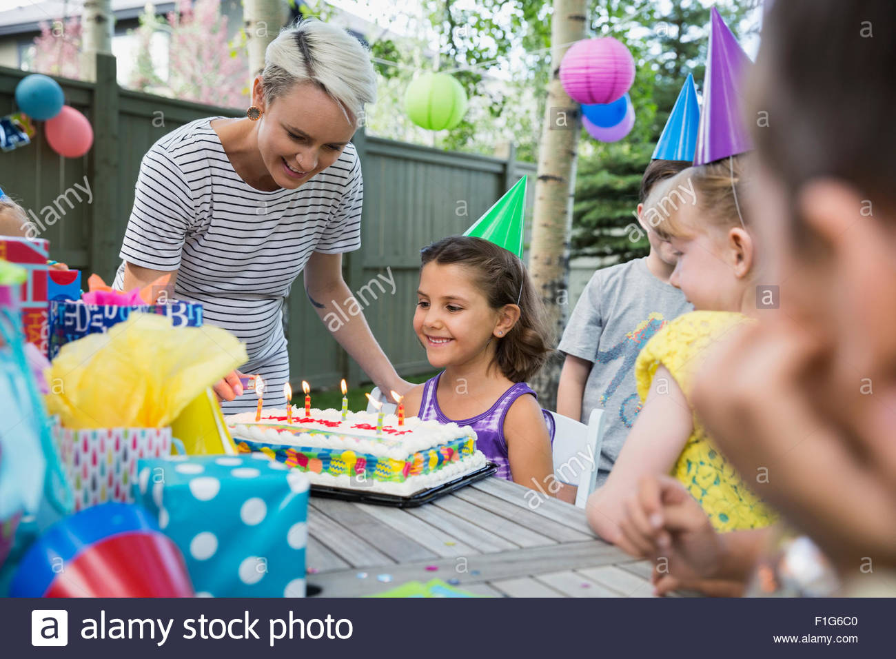 Mutter Beleuchtung Geburtstag Kerzen Kuchen für Tochter party Stockfotografie Alamy