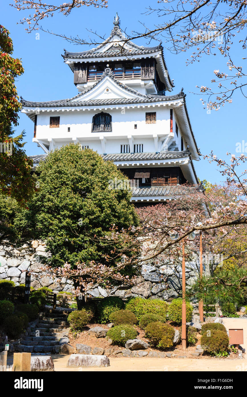 Japanische Burg Iwakuni. Die rekonstruierten Berg - Top 4 Ebene wichtigsten halten, tenshu, sitzen auf den steinernen Sockel, mit kleinen japanischen Garten im Vordergrund. Stockfoto