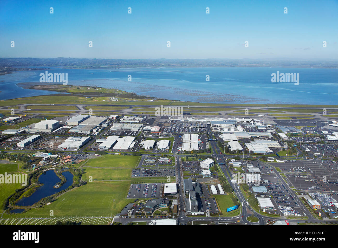 Auckland Airport Terminal für Inlandsflüge und Manukau Harbour, North Island, Neuseeland - Antenne Stockfoto