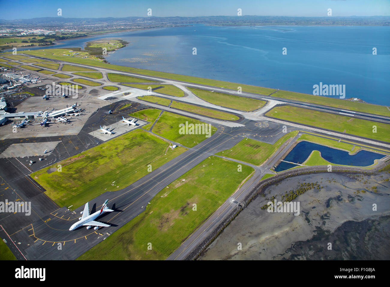 Emirates Airbus A380 und Start-und Landebahnen am Flughafen Auckland, Nordinsel, Neuseeland - Antenne Stockfoto