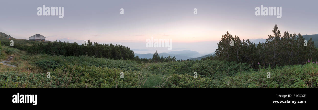 Sonnenaufgang in den Bergen. Bulgarien, Rila-Gebirge Stockfoto