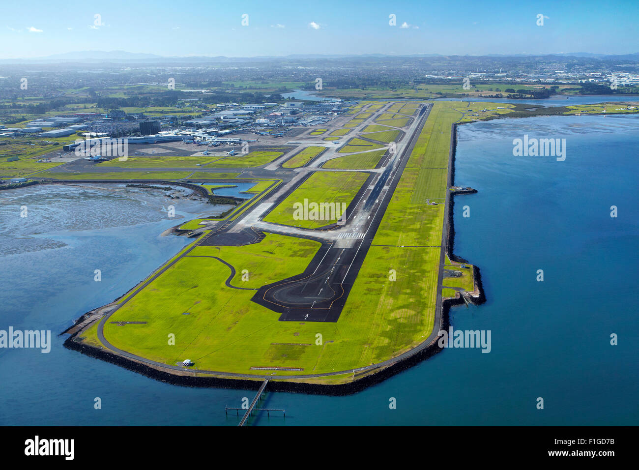 Wichtigsten Start-und Landebahn am Flughafen Auckland und Manukau Harbour, Auckland, Nordinsel, Neuseeland - Antenne Stockfoto