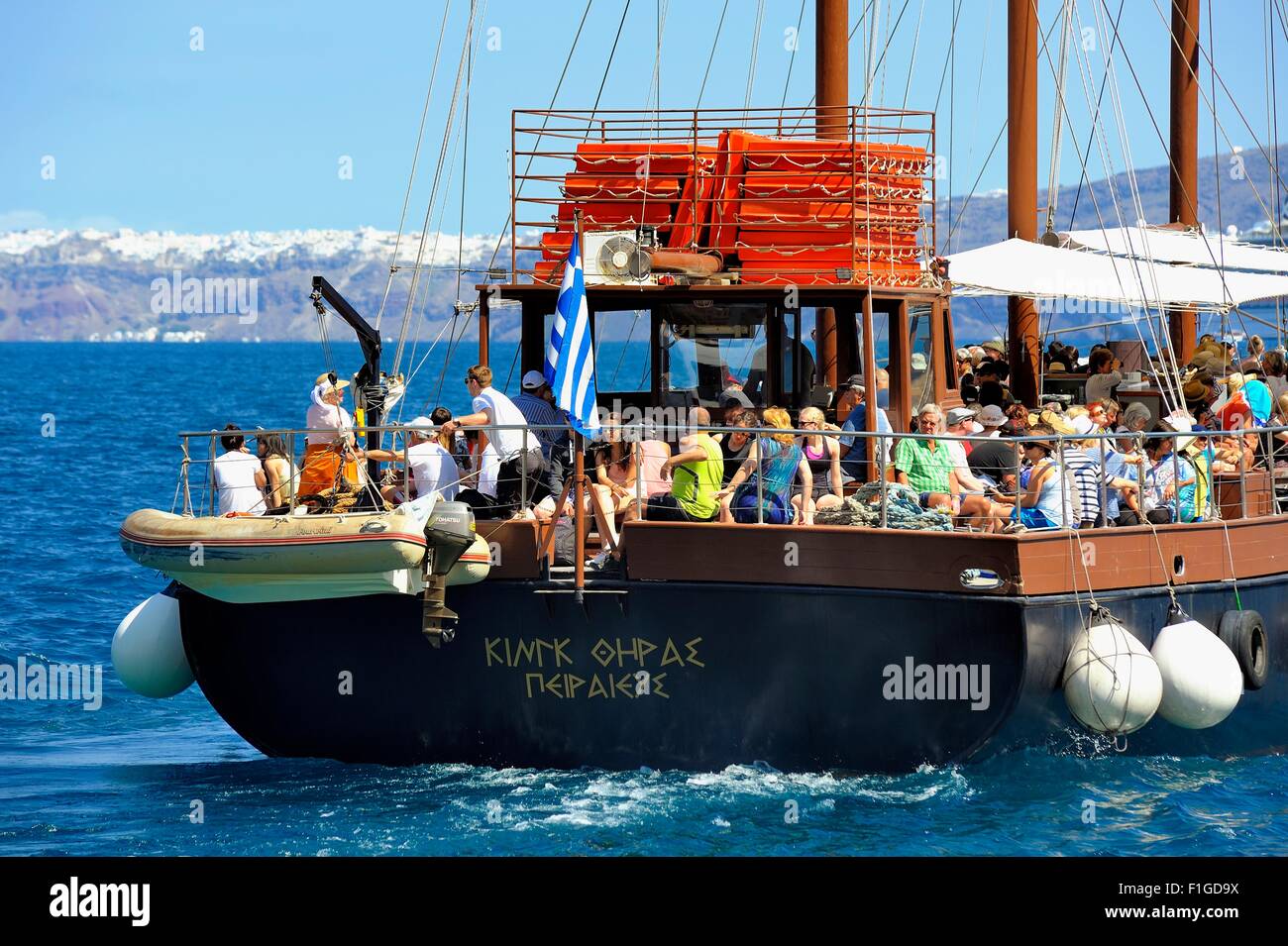 Menschen an Bord eine abfliegende Insel-Bootstour in Santorini Griechenland Stockfoto