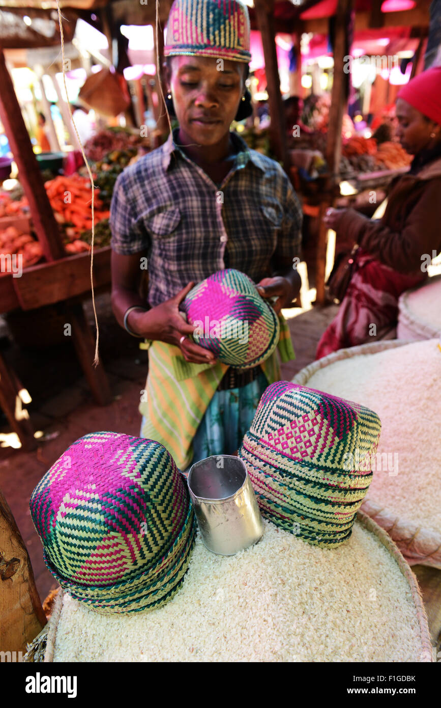 Madagassischer Reis in den lebhaften Markt in Ambositra verkauft. Stockfoto