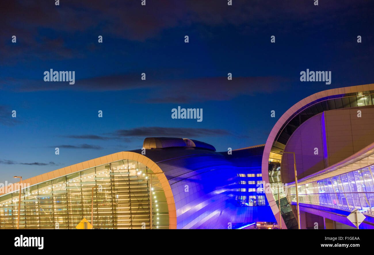 Dublin, Irland. 2. September 2015. eine klare vor Sonnenaufgang Himmel über Terminal 2 am Flughafen Dublin an einem kalten Mittwoch Morgen in Dublin. Bildnachweis: Alan Dawson News/Alamy Live-Nachrichten Stockfoto