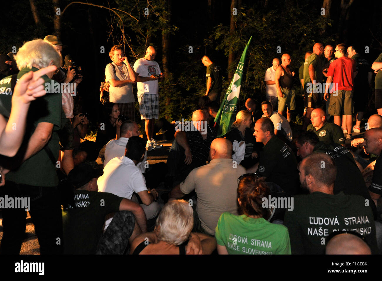 Gabcikovo, Slowakei. 01. Sep, 2015. Anhänger der außerparlamentarischen Volkspartei unsere Slowakei protestiert bei einer rechtsextremen Kundgebung gegen Einwanderer, von mehreren hundert Personen in Trnava, Slowakei West, 1. September 2015 besucht. Die Demonstranten zogen dann nach Gabcikovo (im Bild) wo vorübergehend untergebrachten Flüchtlinge derzeit in Österreich wohnhaft sein sollte. Bildnachweis: Martin Mikula/CTK Foto/Alamy Live-Nachrichten Stockfoto