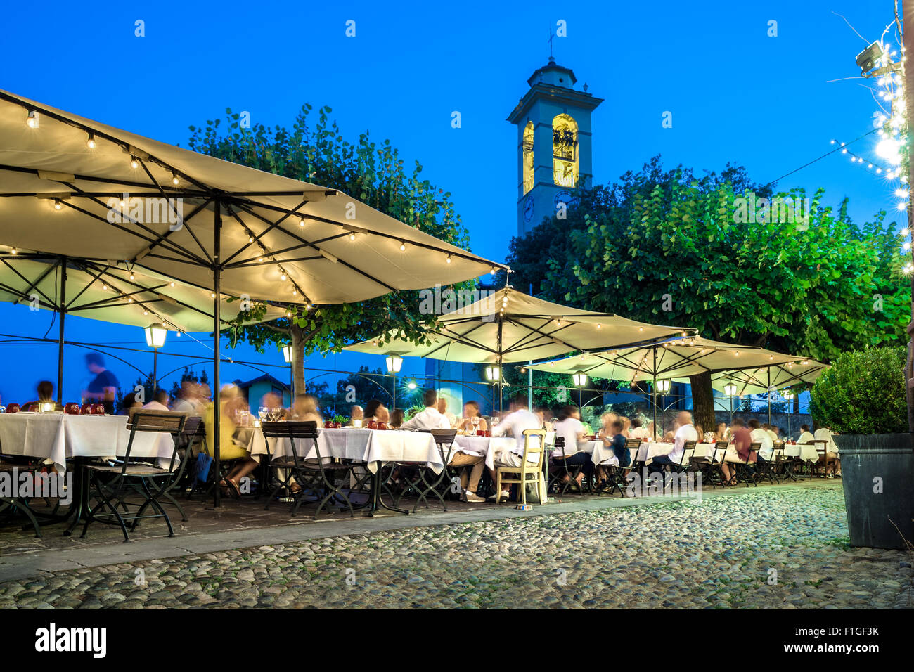 Sommernacht in Bergamo Alta. Ein elegantes Restaurant beherbergt viele Touristen zum Abendessen, Italien Stockfoto