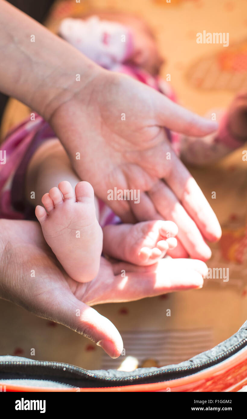 Mutters Hände und Füße Baby Stockfoto