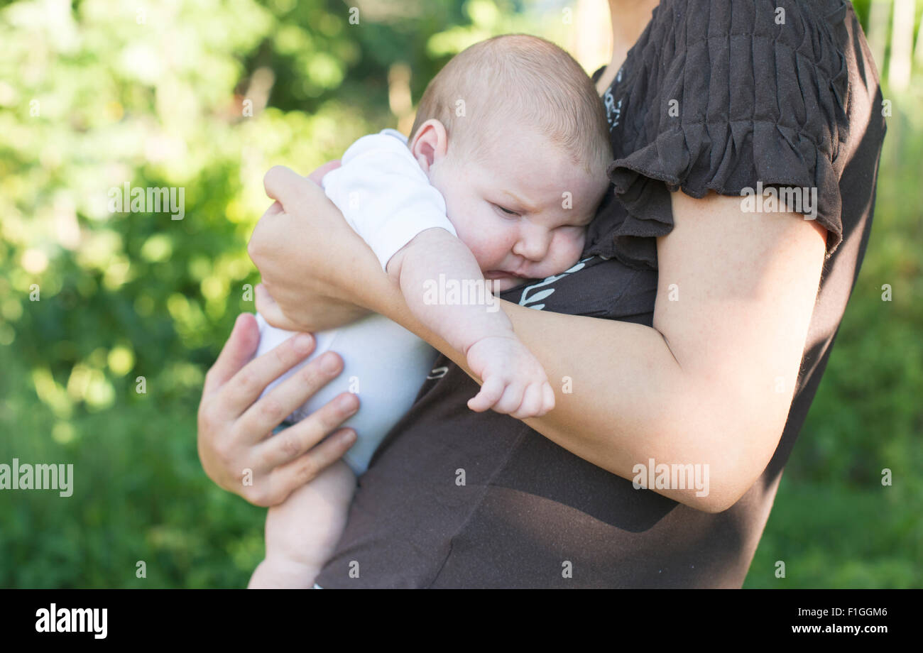 Baby in den Armen seiner Mutter. Nahaufnahme Stockfoto