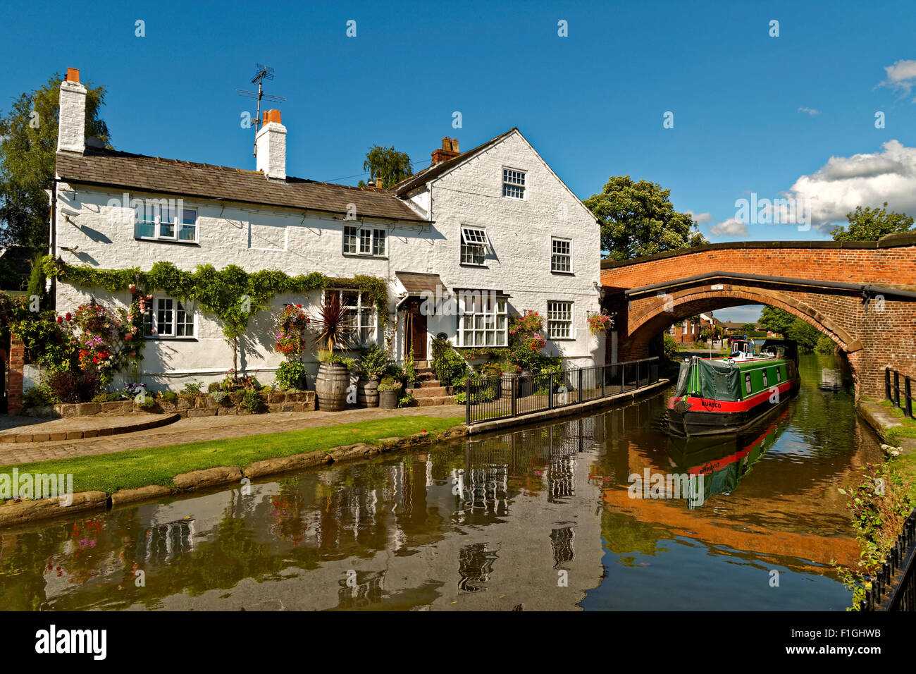 Haus und Hütte am Ufer des Bridgewater Kanals in Lymm in Cheshire, England. Stockfoto