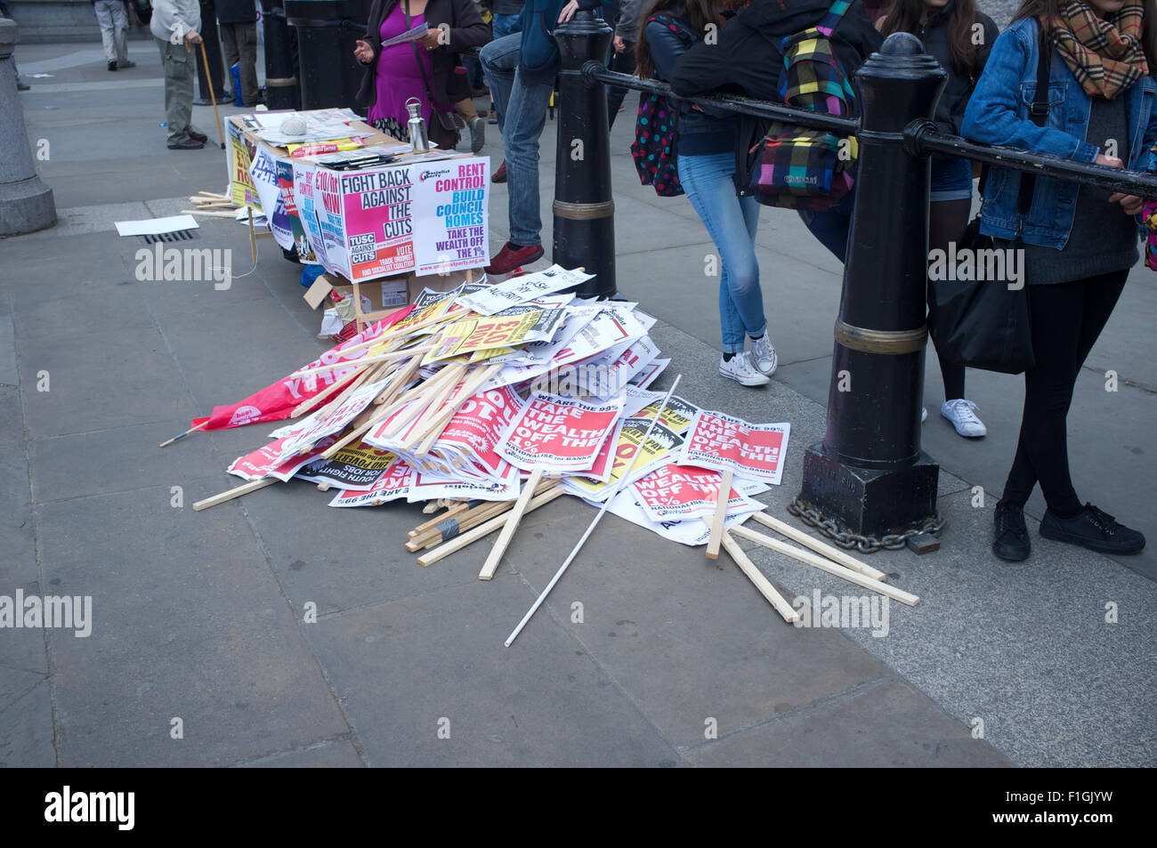 Ausrangierte Plakate nach einer Demonstration gegen Sparpolitik in Trafalgar Square in London Stockfoto