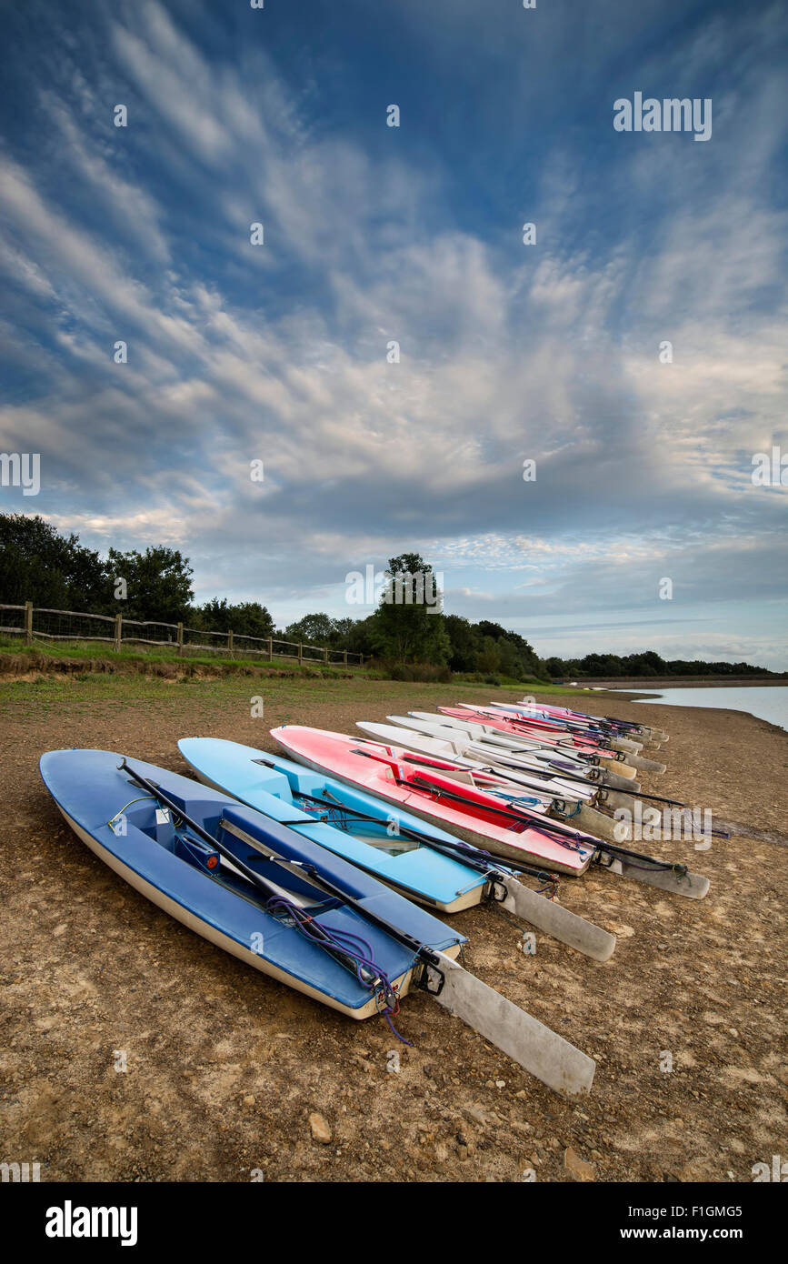 Sommer Sonnenuntergang über See Landschaft mit Freizeitboote am Ufer Stockfoto