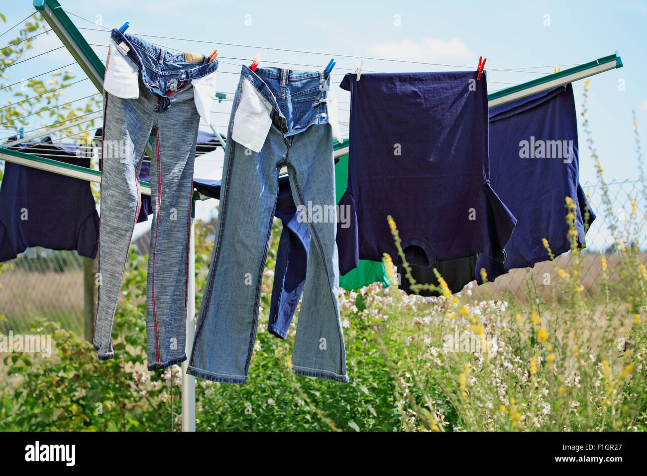 Wäsche-Stand im Garten Stockfoto