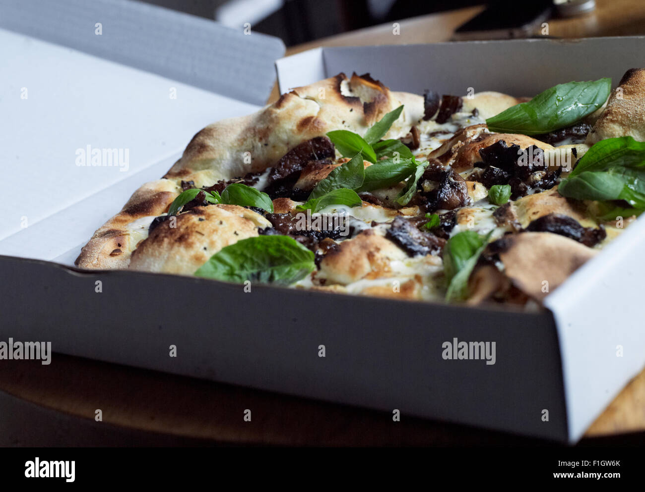 Ein Gourmet, traditionelle Pizza in einer Box. Stockfoto