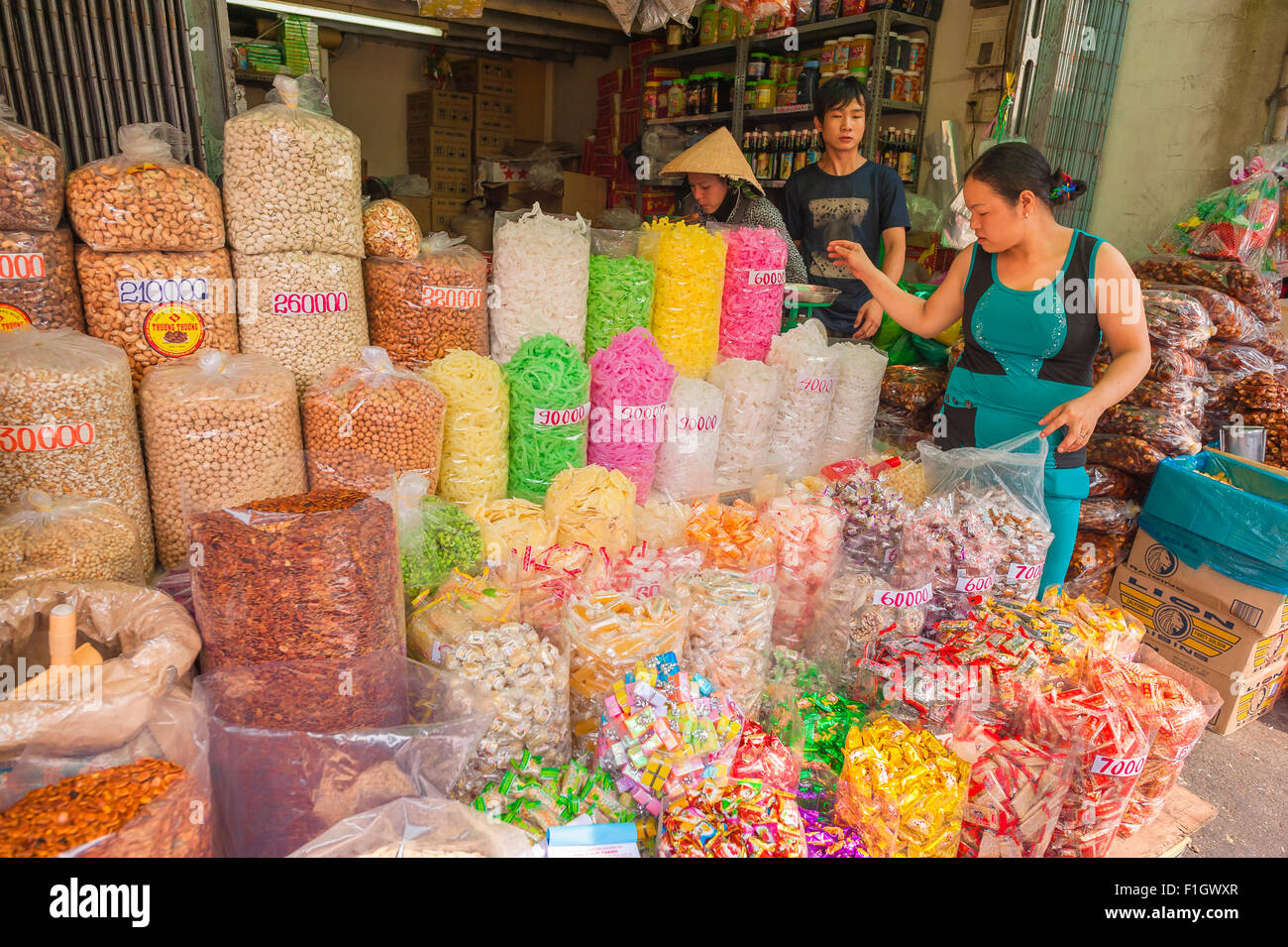 Vietnam Markt, eine bunte Anzeige von Süßigkeiten und Nüsse auf den Verkauf außerhalb ein Shop in Binh Tay Markt in der cholon Bereich von Saigon, Ho Chi Minh City, Vietnam. Stockfoto