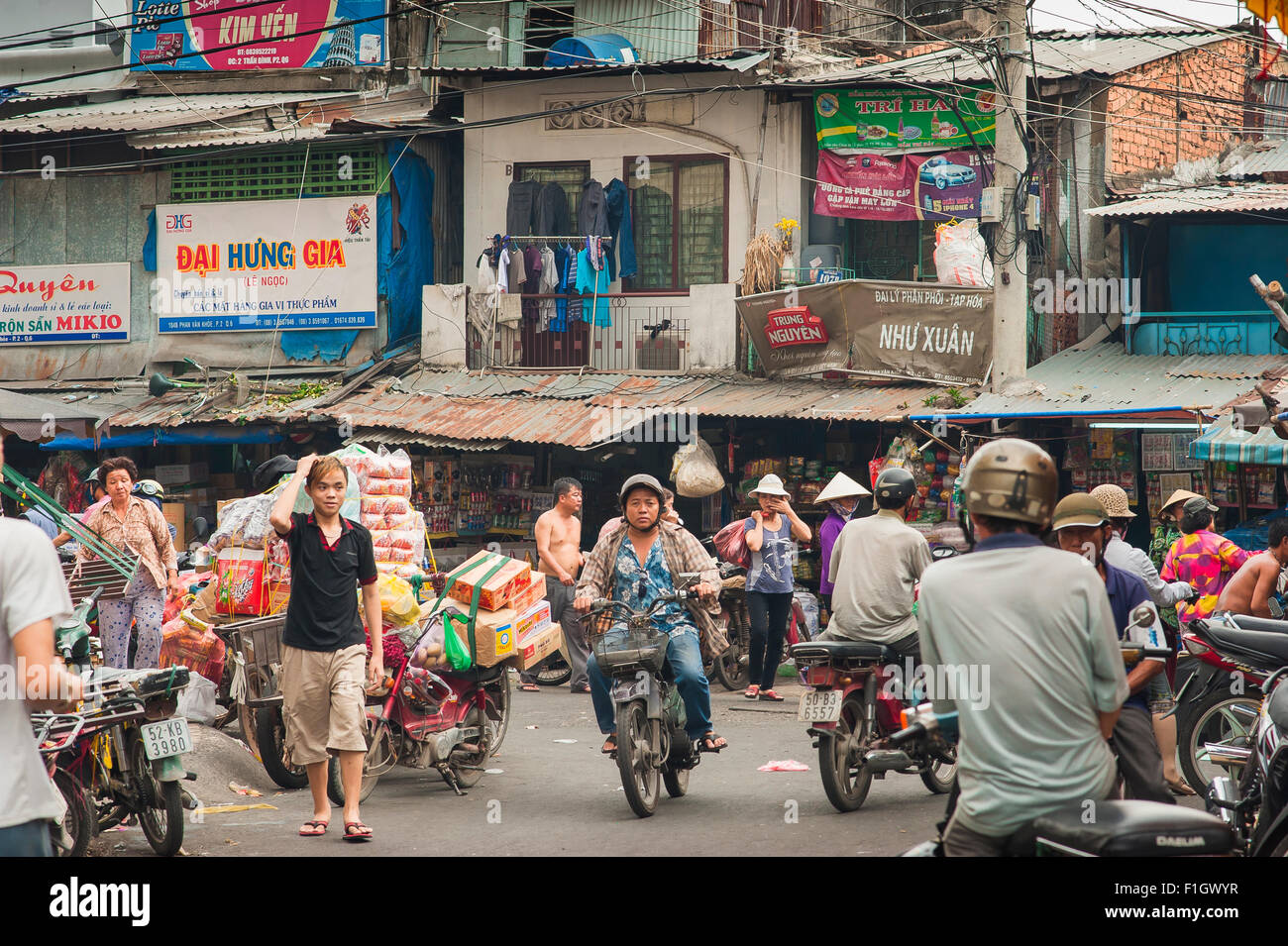 Cholon Vietnam Straße, einer belebten Straße in der Innenstadt von cholon Bereich von Ho Chi Minh City, Saigon, Vietnam. Stockfoto
