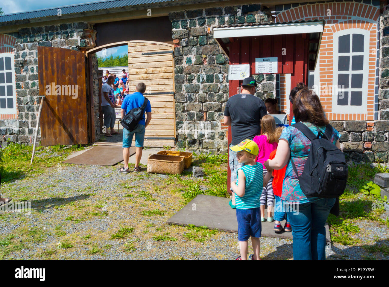 Menschen, die Schlange für die Sommer im Freien Theater Produktion, Leineperi, Outdoor-Heimatmuseum, in der Nähe von Pori, Satakunta, Finnland Stockfoto