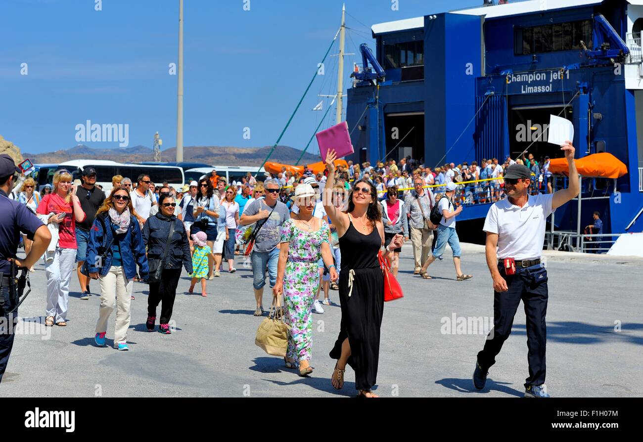 Passagiere der Fähre im Hafen Ormos Athinios Santorini Griechenland Stockfoto