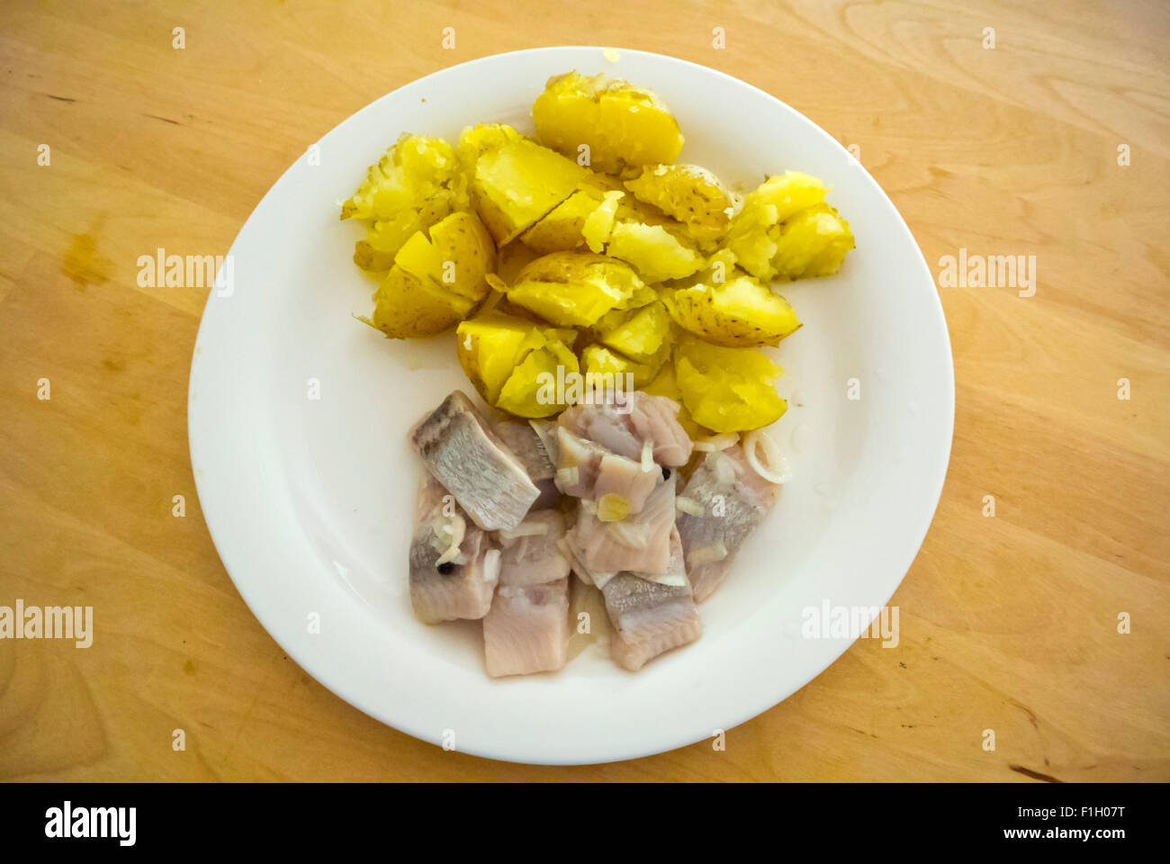 Traditionelle finnische Sommer essen, Ostsee-Hering mit neuen Babykartoffeln Stockfoto