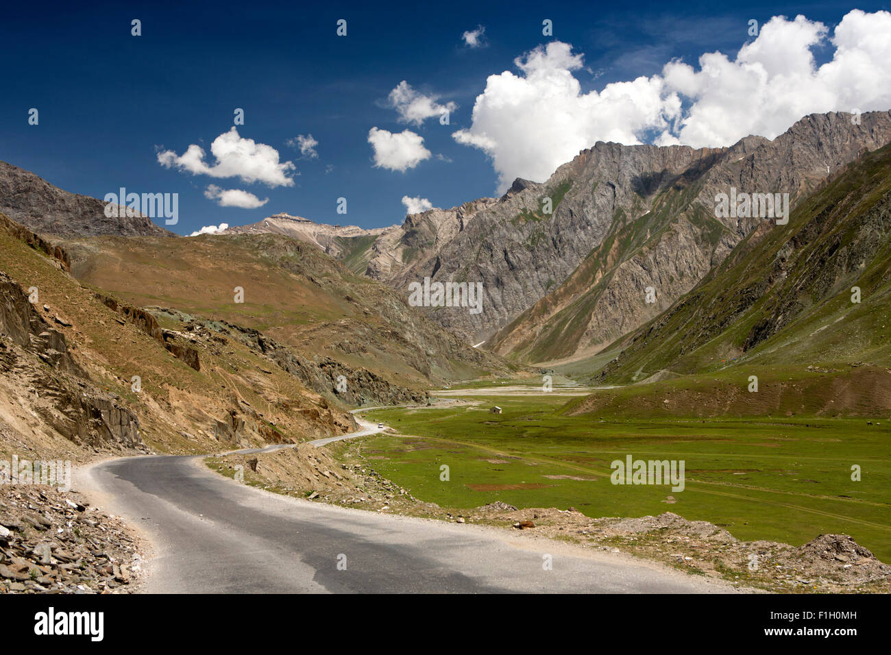 Indien, Jammu & Kaschmir, Minimarg, Auto auf Srinagar zu Leh Highway vorbei Thro Höhenlage, zwischen Gumri und Drass Weide Stockfoto