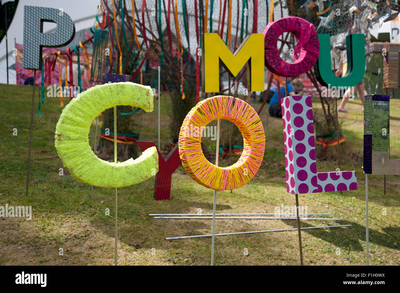 Dekorative Schrift machen ein Zeichen für Plymouth Kunsthochschule vor Zelte auf dem Port Eliot Festival Cornwall UK Stockfoto