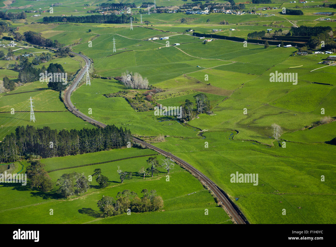 North Island Main Trunk Eisenbahnlinie in der Nähe von Paerata, South Auckland, Nordinsel, Neuseeland - Antenne Stockfoto