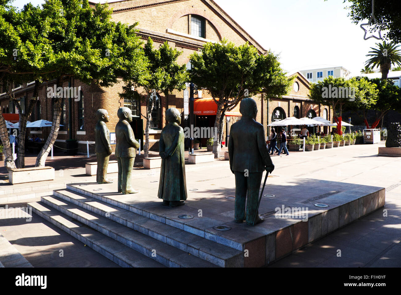 Cape Town, Südafrika. Statuen der vier Friedensnobelpreisträger Südafrikas in der Victoria and Albert Waterfront Kapstadt in Südafrika. Stockfoto