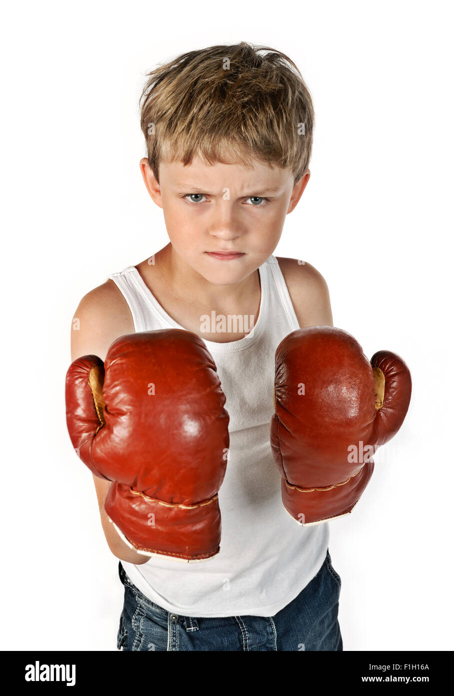 Kleiner Junge mit großen Boxhandschuhe Stockfoto