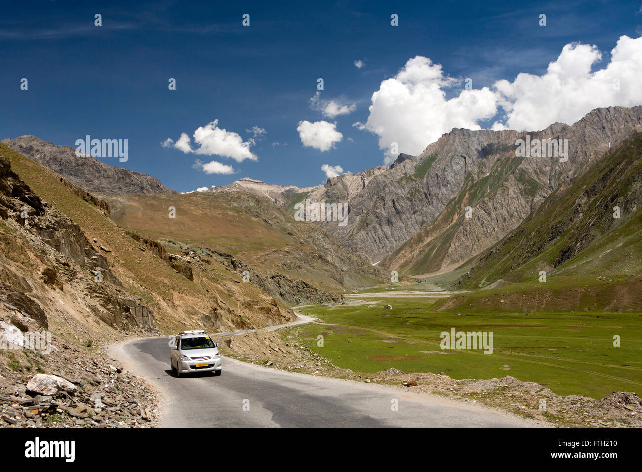Indien, Jammu & Kaschmir, Minimarg, Kleinwagen auf Srinagar zu Leh Highway vorbei durch Berge zwischen Gumri und Drass Stockfoto