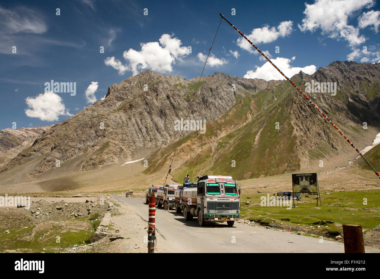 Indien, Jammu & Kaschmir, Srinagar zu Leh Highway, Khangral, Polizei drei Benzin-Tanker bei Drass Kontrollpunkt Stockfoto