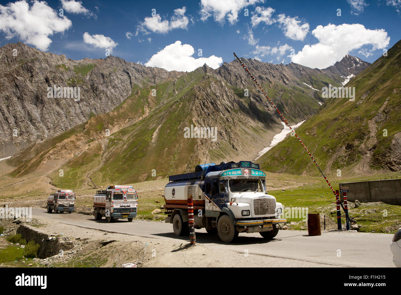 Indien, Jammu & Kaschmir, Srinagar zu Leh Highway, Khangral, Polizei drei Benzin-Tanker bei Drass Kontrollpunkt Stockfoto