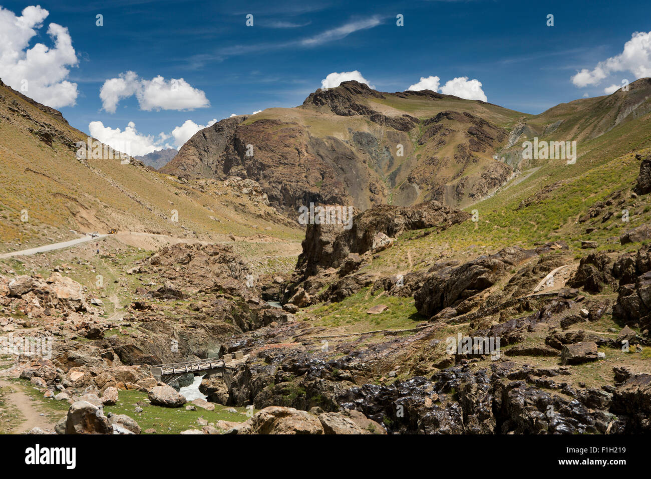 Indien, Jammu & Kaschmir, Srinagar zu Leh Highway Drass kleinen Holzsteg über Fluss durch felsige Schlucht Stockfoto