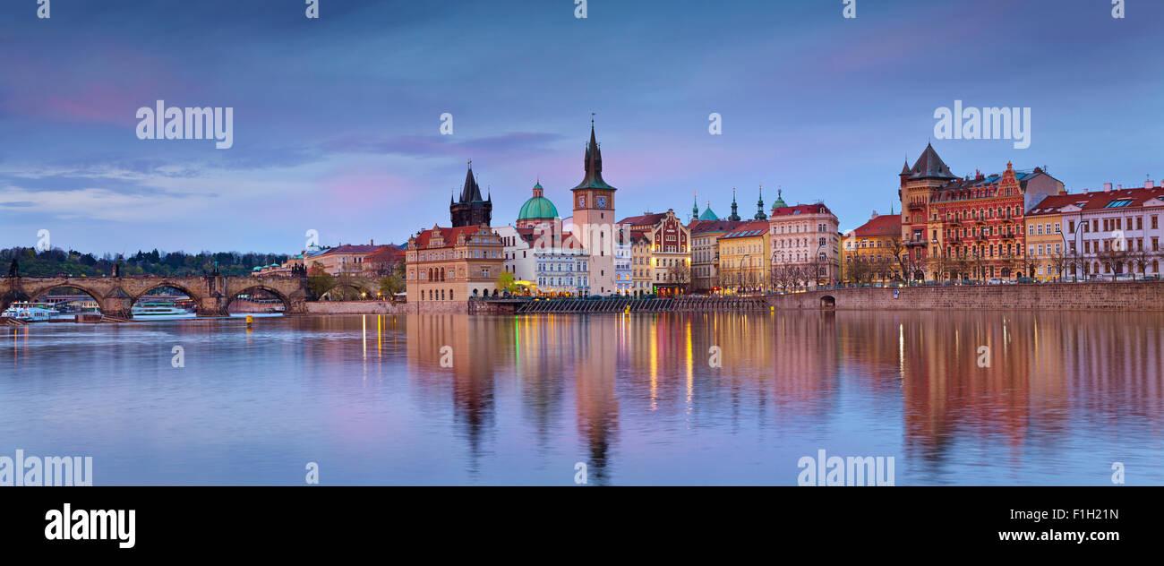Prag. Panorama-Bild von Prag Riverside und Karlsbrücke, mit Betrachtung der Stadt in Moldau. Stockfoto