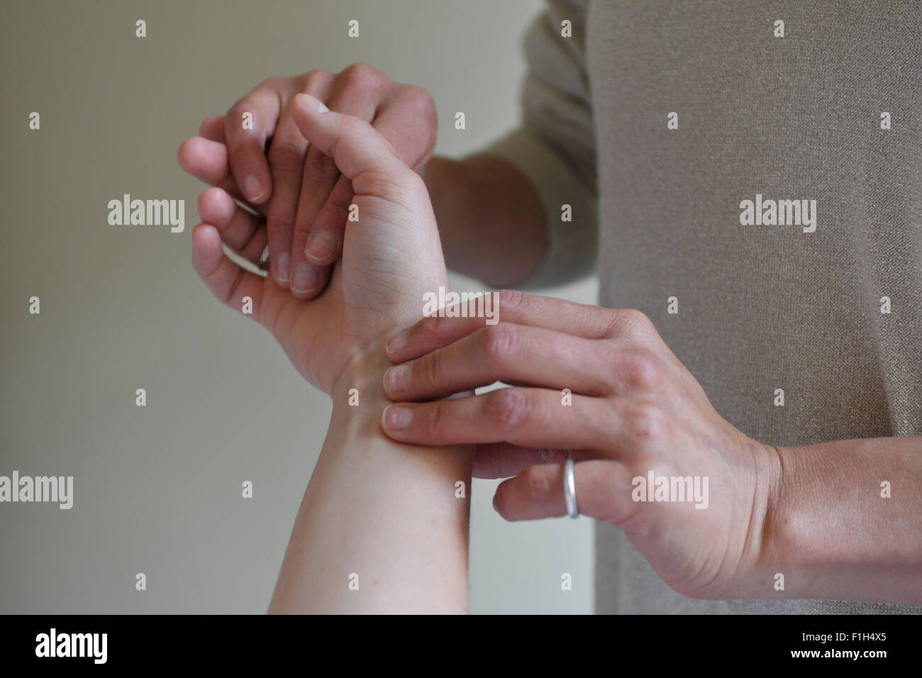Hände fühlen Herzfrequenz Stockfoto