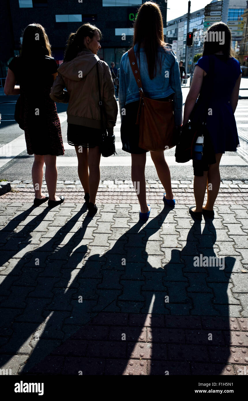 vier Mädchen stehend an einem Fußgängerüberweg Stockfoto