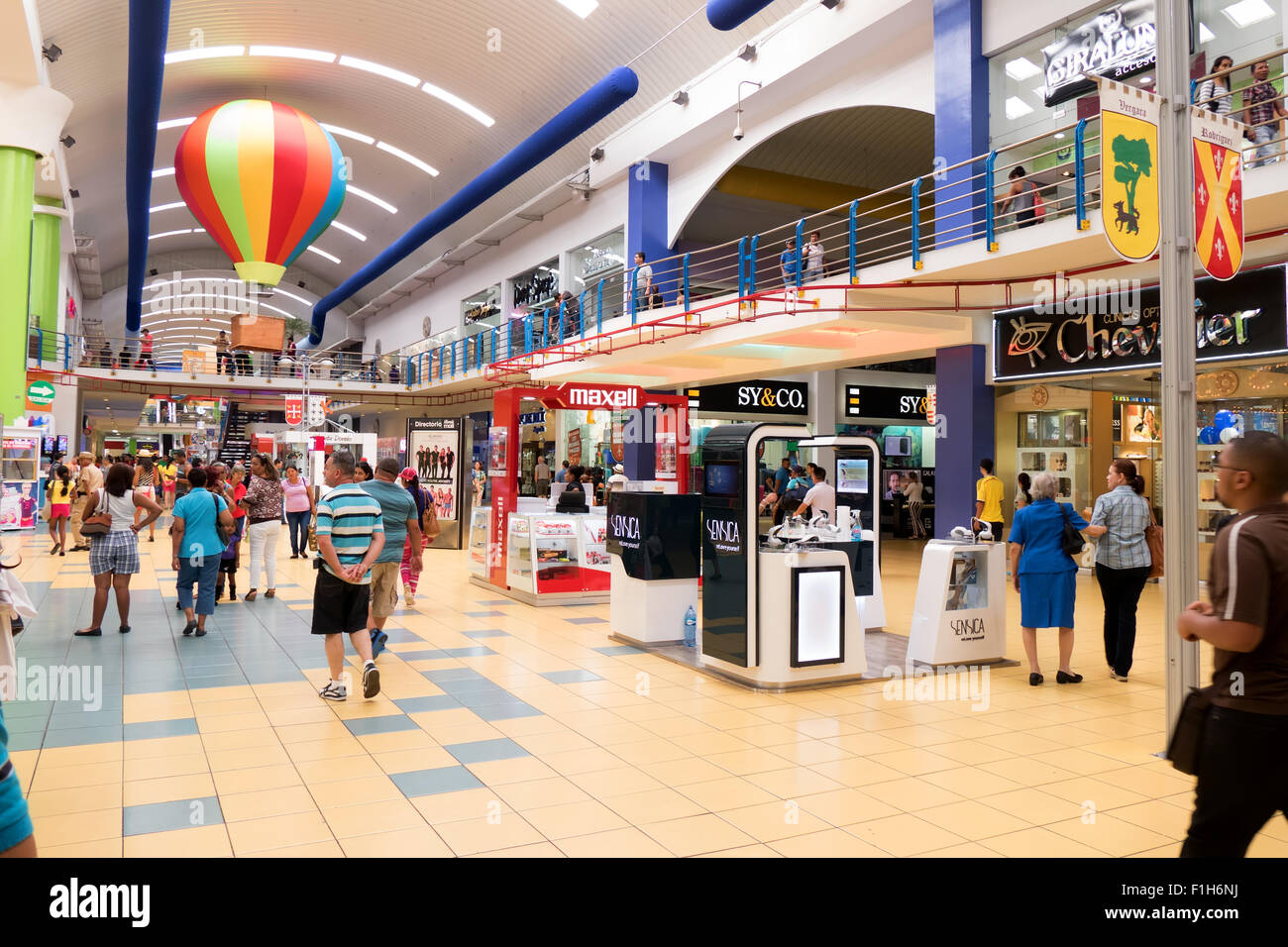 Innenansicht der Albrook Mall in Panama City, Panama. Einkaufszentrum mit Geschäften, Geschäften und Menschen zu Fuß Stockfoto