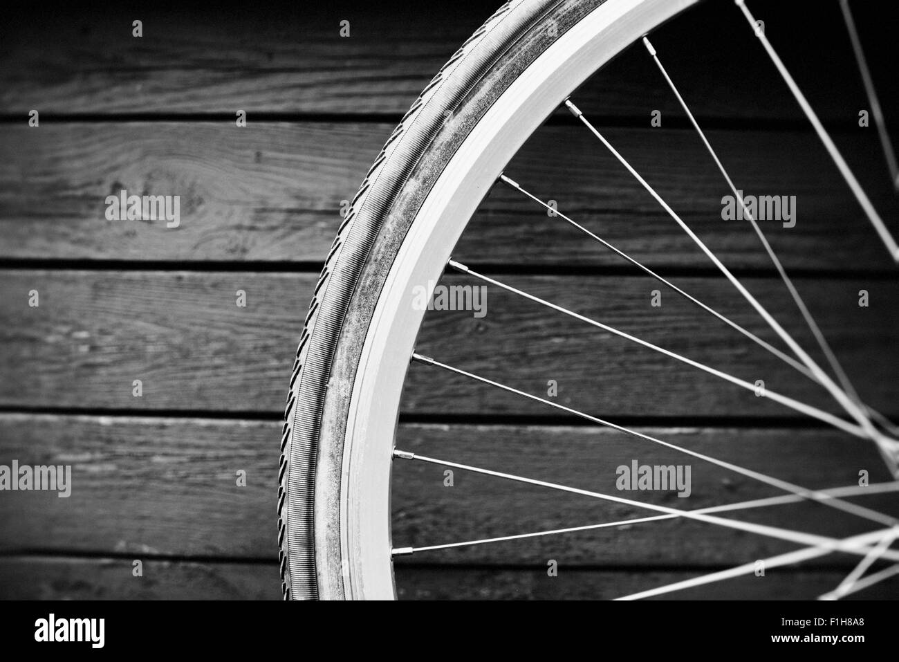 Transport-Stillleben. Nahaufnahme des Fahrrad-Rad vor Holzwand, Schweden. Stockfoto