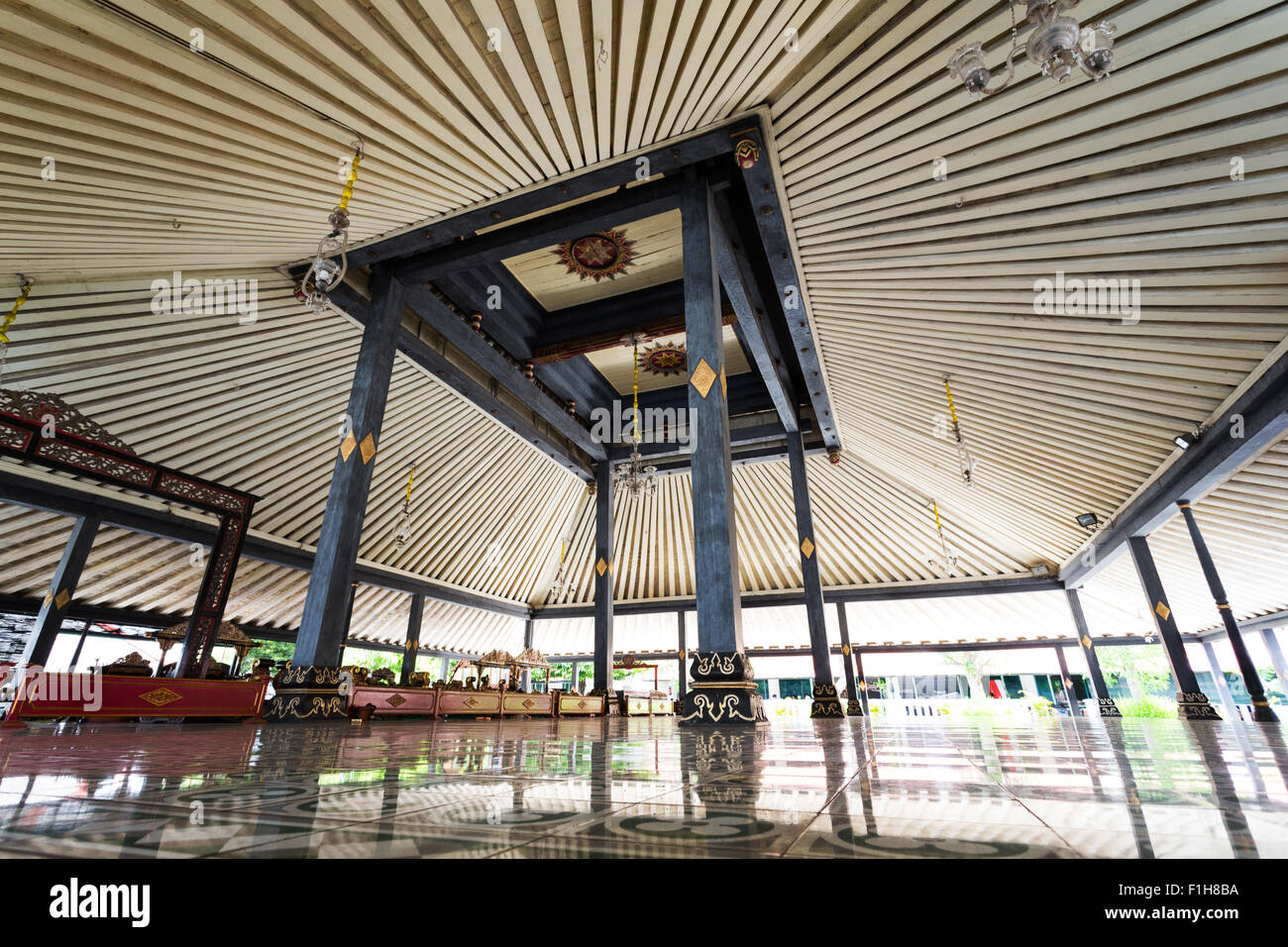 Weitwinkelaufnahme der ein Holzdach-Konstruktion in einem der Gebäude an der berühmten historischen Kraton Palast in Yogyakarta, Indonesien, Asien. Stockfoto