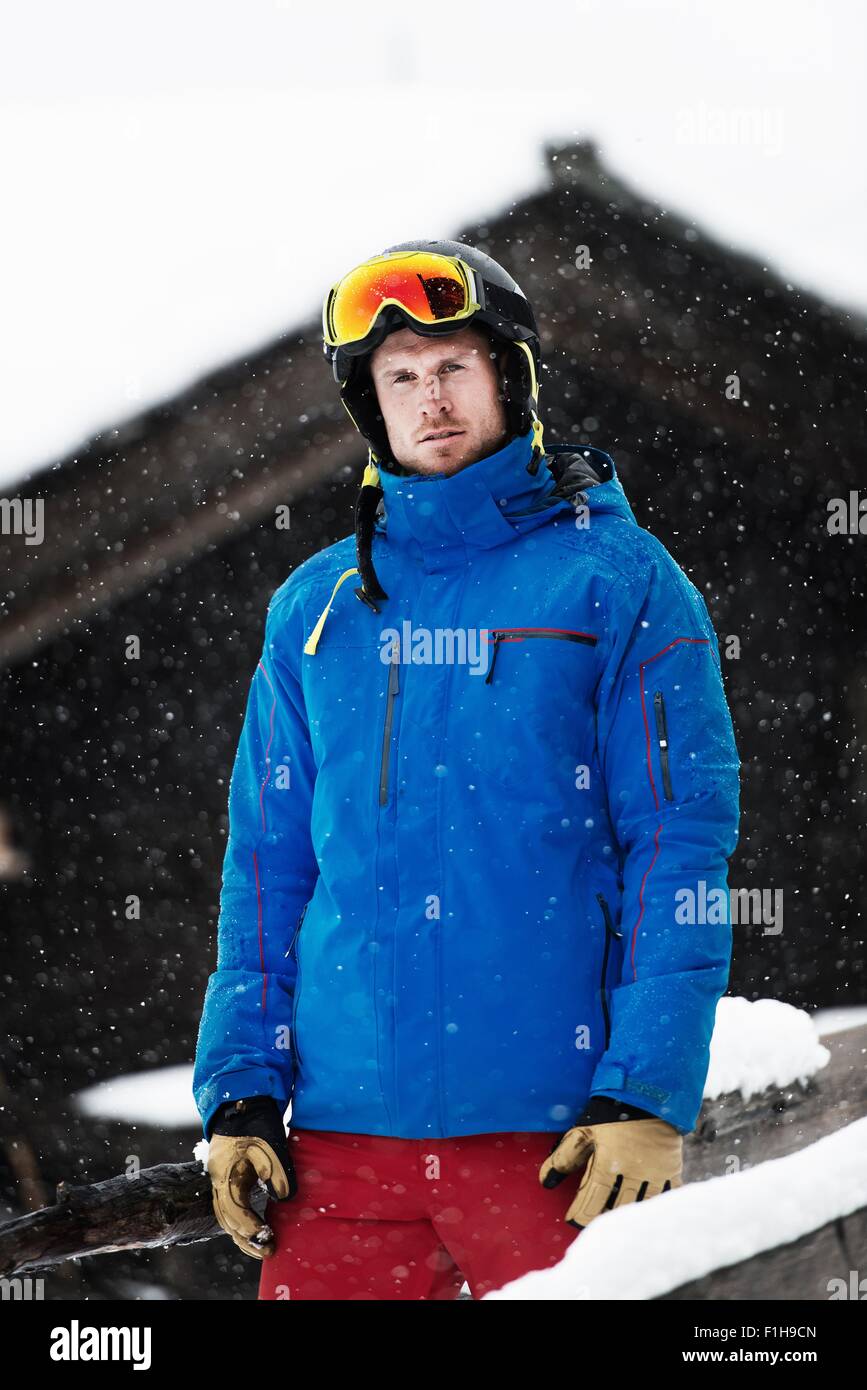 Mitte erwachsenen Mann mit Ski-Jacke und Helm, portrait Stockfoto