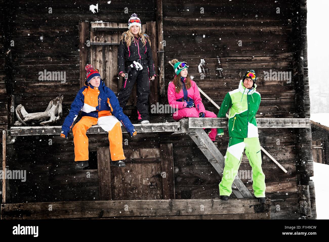 Vier Freunde außerhalb Chalet tragen Skibekleidung Stockfoto