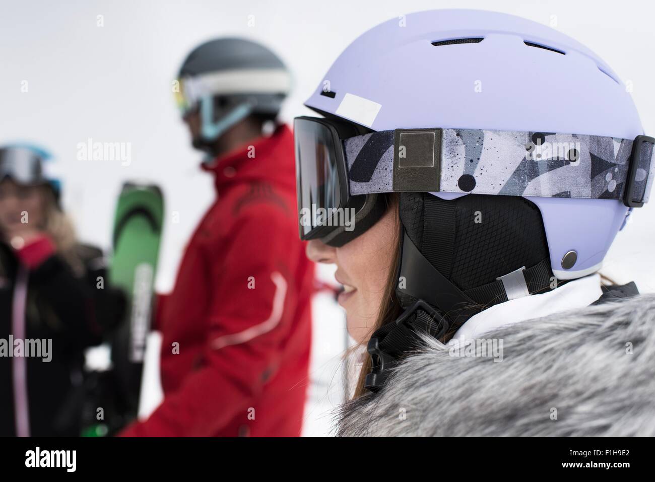 Frau trägt Helm und Ski goggles Stockfoto