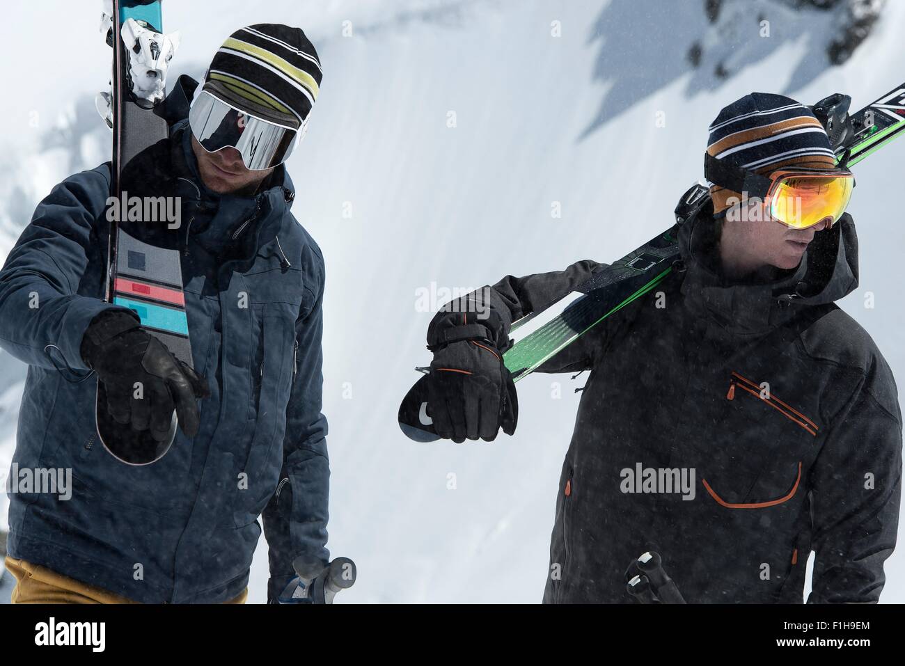 Zwei Männer mit Skiern im Schnee Stockfoto