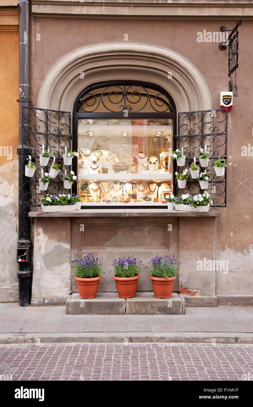 Amber Perlen Halskette Schaufenster Stockfoto