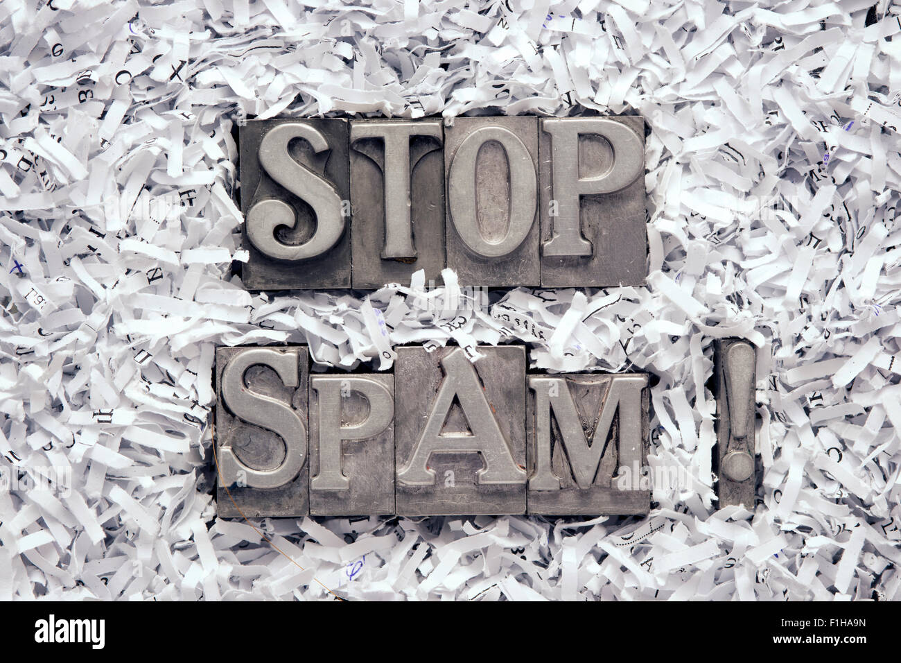 stoppen Sie Spam-Ausruf aus metallischen Buchdruck im Inneren Papierschnitzel Heap hergestellt Stockfoto