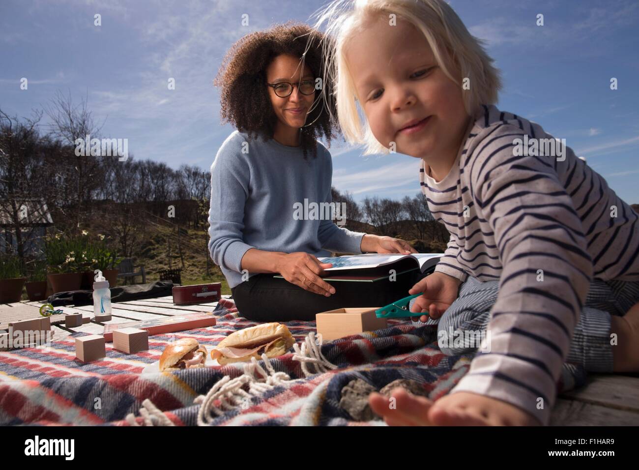 Mutter und Sohn auf der Picknickdecke Stockfoto